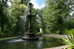 Brunnen-mit-Schlossblick