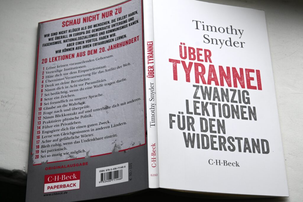 Timothy Snyder: Ueber Tyrannei - Zwanzig Lektionen fuer den Widerstand Timothy Snyder: Ueber Tyrannei - Zwanzig Lektionen fuer den Widerstand