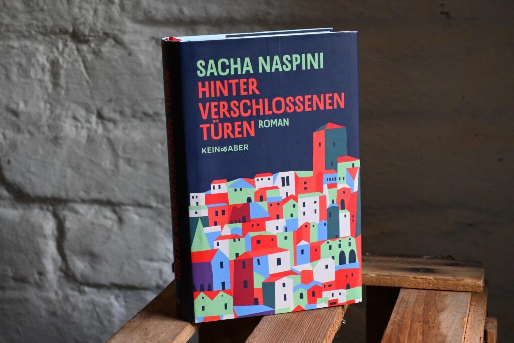 Sacha Naspini: Hinter verschlossenen Tueren Sacha Naspini: Hinter verschlossenen Tueren